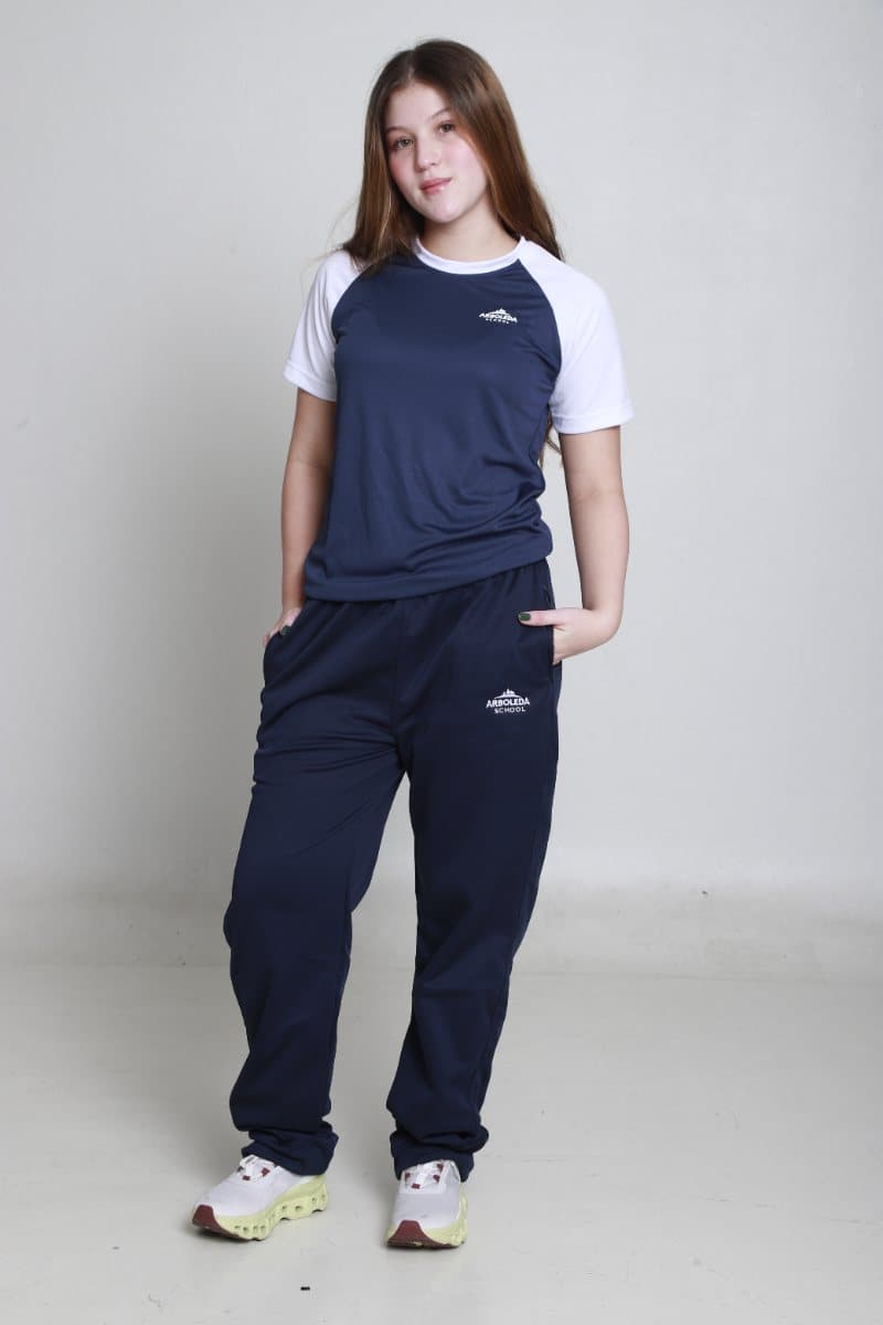 Estudiante con uniforme deportivo de Arboleda School