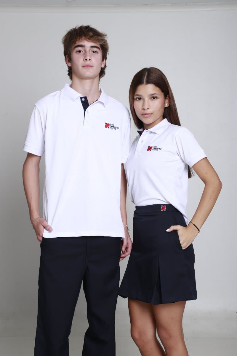 Estudiantes con uniforme de New Cambridge School