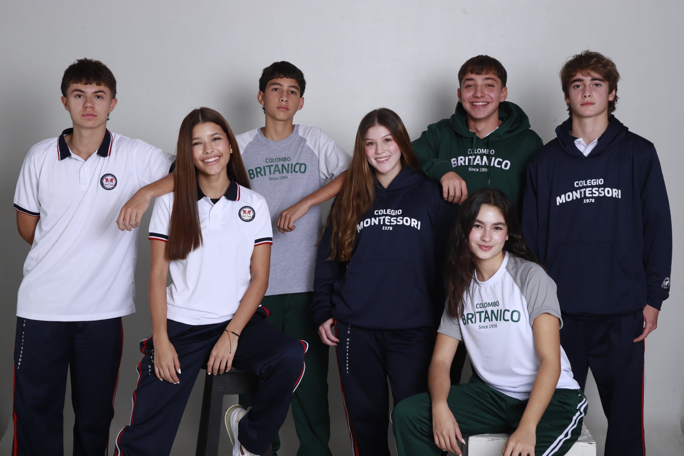 Estudiantes del Colegio Montessori y del Colegio Colombo Británico con sus uniformes