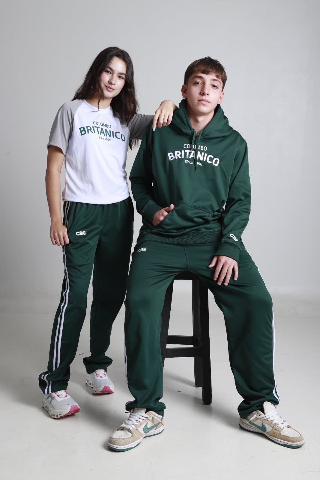 Dos estudiantes del Colegio Colombo Británico con uniforme